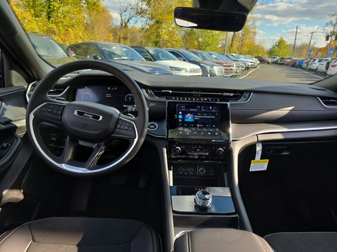 New 2025 Jeep Grand Cherokee Altitude w/ Trailer Tow Package image 17