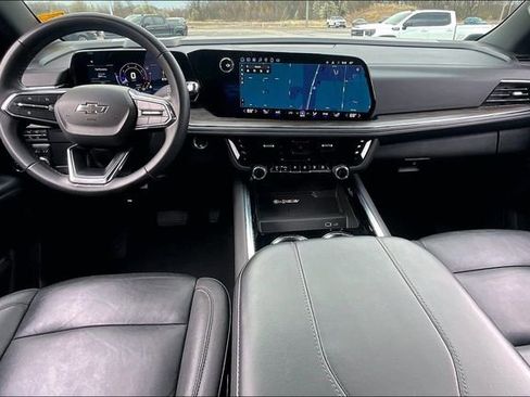 Used 2025 Chevrolet Suburban Z71 AWD/4WD image 7