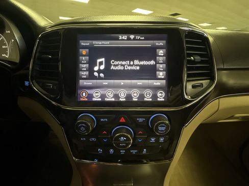 Used 2019 Jeep Grand Cherokee Overland RWD image 33