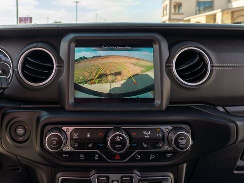 Used 2020 Jeep Wrangler Unlimited Sahara w/ Uconnect 4C Nav & Sound Group AWD/4WD image 17