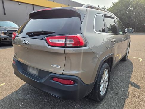 Used 2017 Jeep Cherokee Latitude w/ Cold Weather Group AWD/4WD image 7