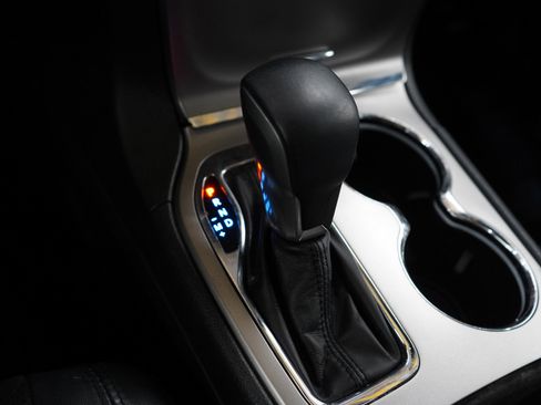 Used 2019 Jeep Grand Cherokee Altitude image 23