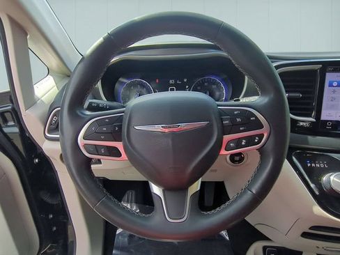 Used 2023 Chrysler Pacifica Touring-L FWD image 17