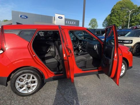 Used 2020 Kia Soul S FWD image 11