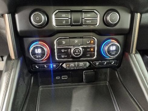 Used 2023 Chevrolet Suburban High Country AWD/4WD image 23