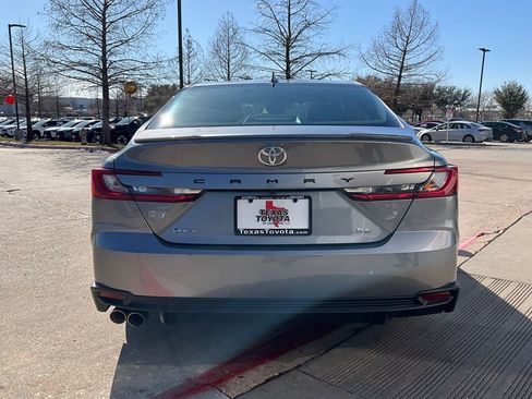 Used 2025 Toyota Camry SE image 7