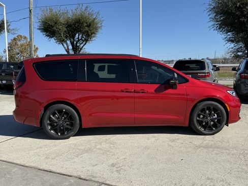 New 2026 Chrysler Pacifica Select w/ S Appearance Package image 3