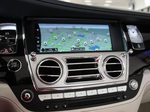 Used 2019 Rolls-Royce Dawn RWD image 18