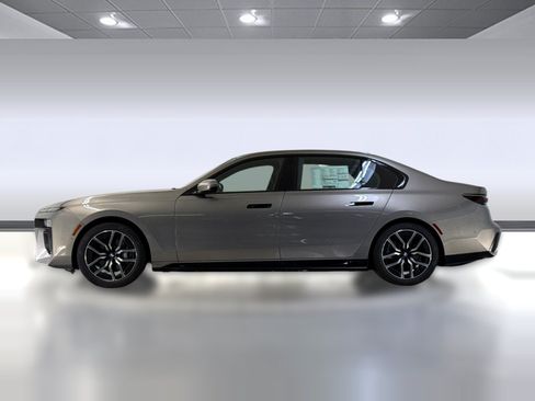 Used 2026 BMW i7 eDrive50 w/ M Sport Package RWD image 2