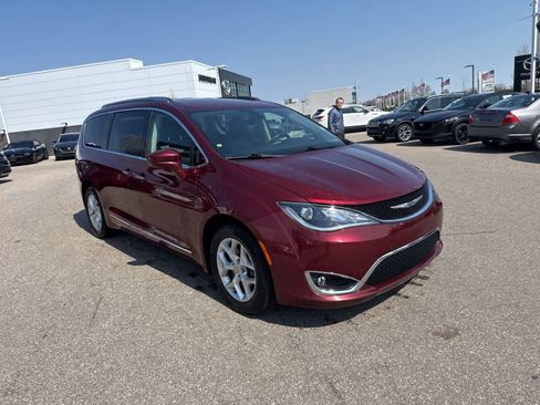 Used 2017 Chrysler Pacifica Touring-L Plus image 3