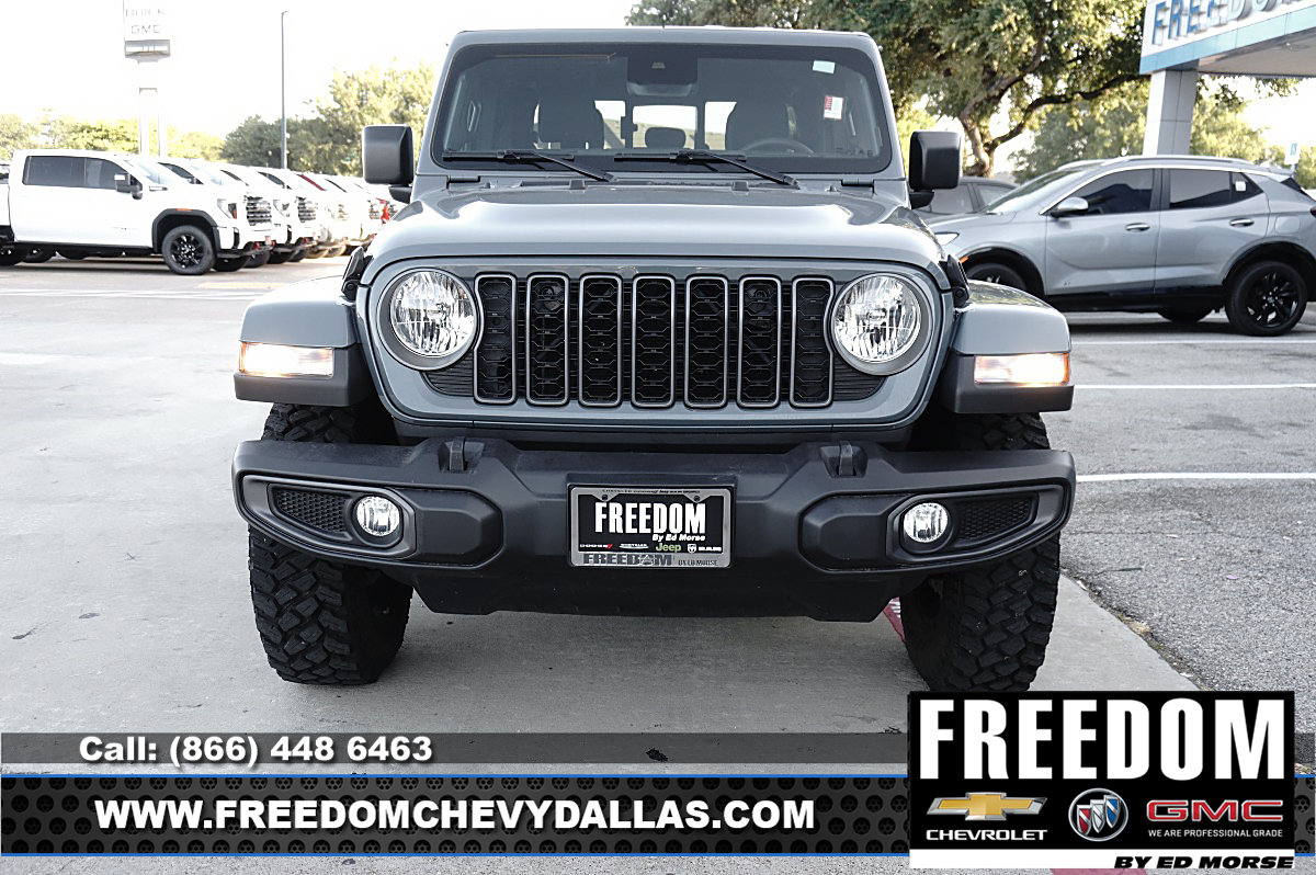 Used 2025 Jeep Gladiator Sport AWD/4WD image 2