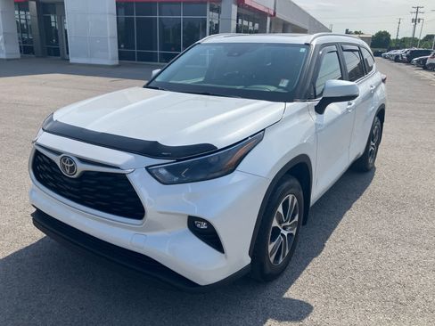 Used 2023 Toyota Highlander XLE AWD/4WD image 3