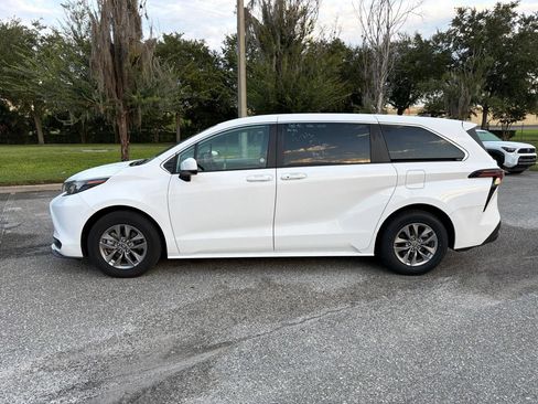 Used 2025 Toyota Sienna LE FWD image 2