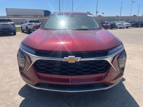 Used 2025 Chevrolet Trax LT w/ LT Convenience Package FWD image 2