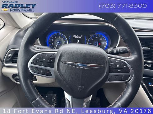 Used 2019 Chrysler Pacifica Touring-L image 17