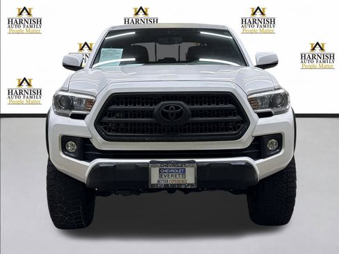 Used 2017 Toyota Tacoma TRD Off-Road w/ Tow Package (A/T) image 9