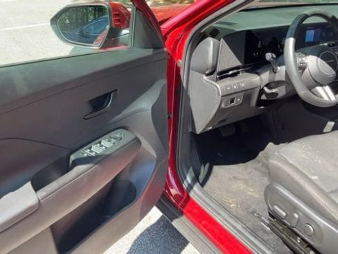 Used 2025 Hyundai Kona SEL FWD image 4