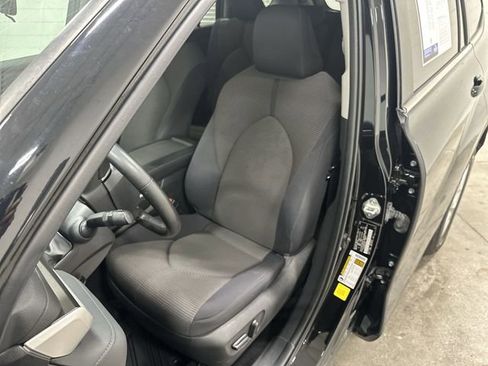 Used 2023 Toyota Highlander LE FWD image 12