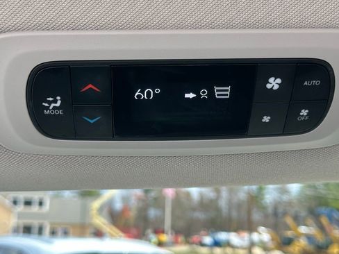 Used 2023 Chrysler Pacifica Touring-L FWD image 35