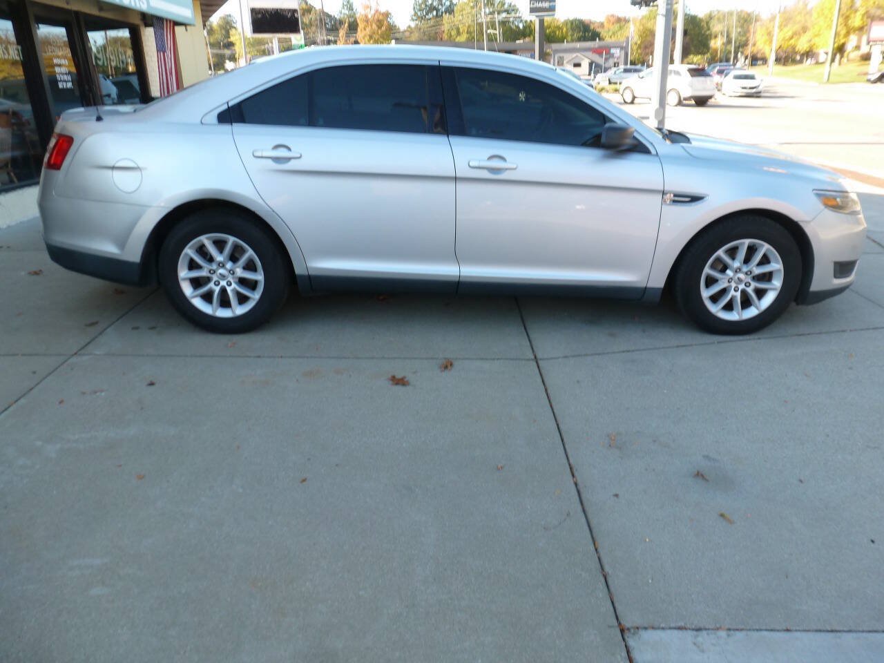 Used 2015 Ford Taurus SE FWD image 5