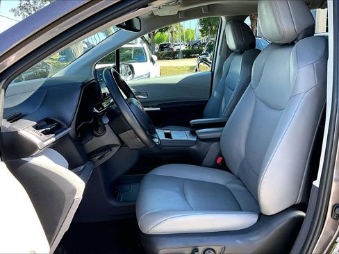 Used 2024 Toyota Sienna XLE FWD image 8