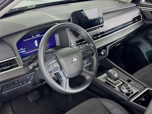 Used 2023 Mitsubishi Outlander SE image 15