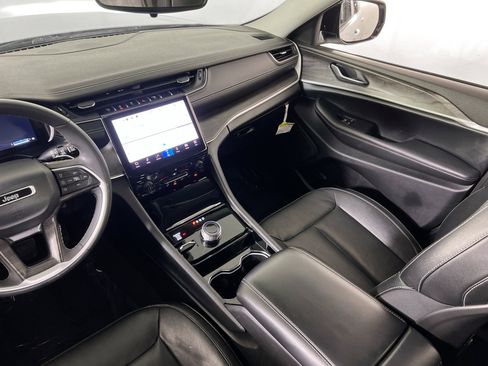 Used 2023 Jeep Grand Cherokee Limited image 23