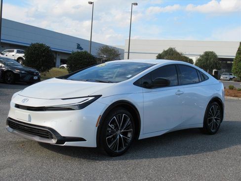 Used 2025 Toyota Prius XLE image 3