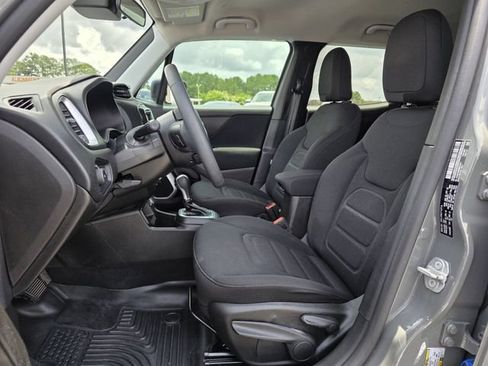 Used 2021 Jeep Renegade Latitude FWD image 13