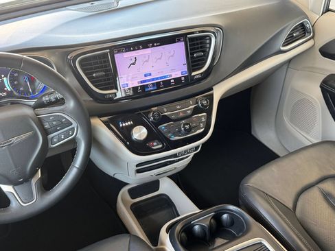 Used 2022 Chrysler Pacifica Touring-L FWD image 16