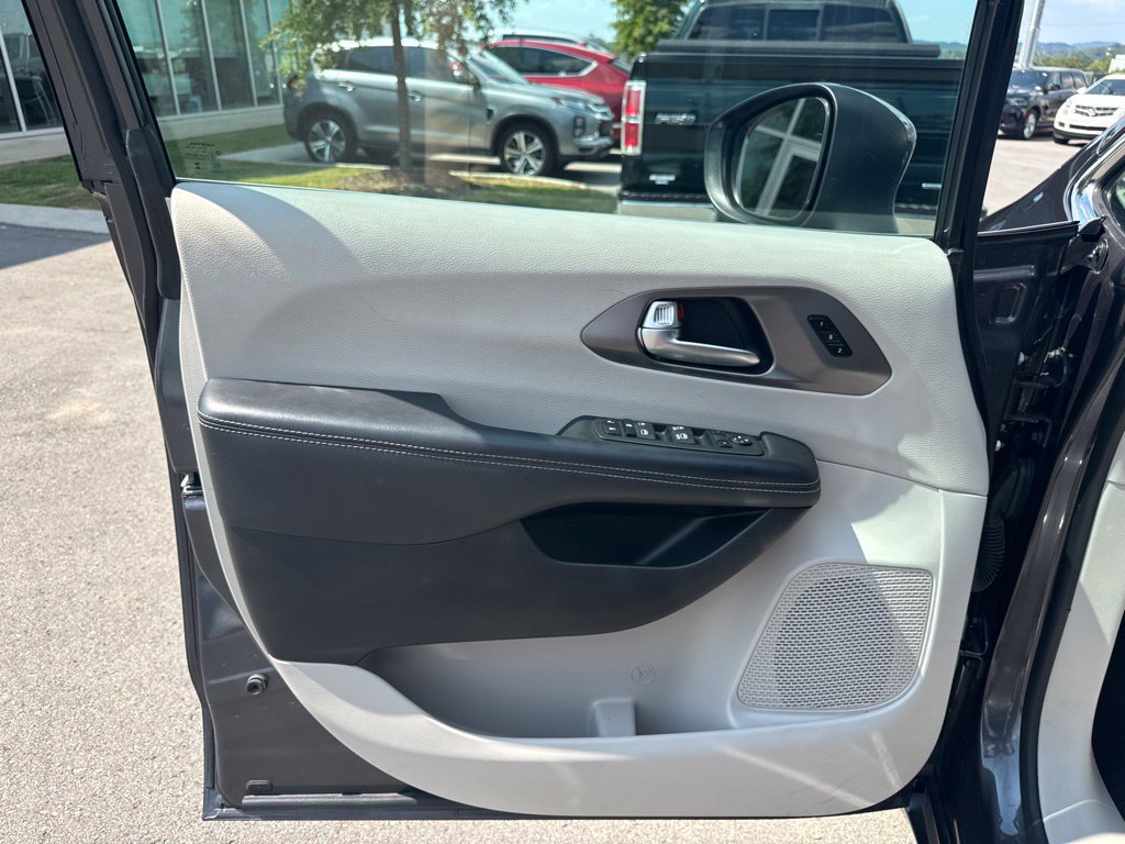 Used 2023 Chrysler Pacifica Touring-L FWD image 10