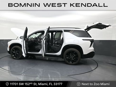 Used 2025 Chevrolet Traverse RS image 31