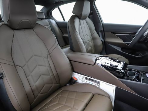 Certified 2025 BMW 530i xDrive 530i xDrive w/ Premium Package image 31