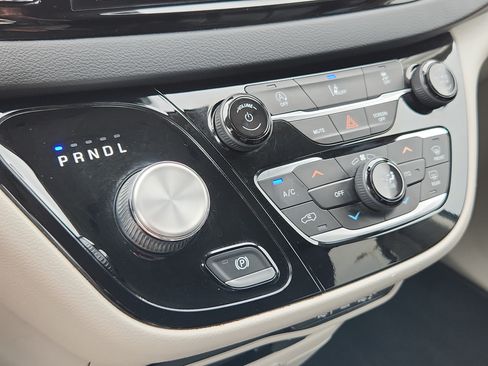 Used 2022 Chrysler Pacifica Touring-L FWD image 25