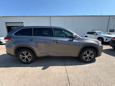 Used 2018 Toyota Highlander LE FWD image 3