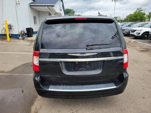 Used 2014 Chrysler Town & Country Touring w/ Driver Convenience Group FWD image 13