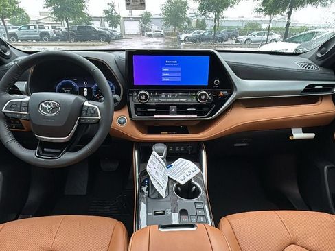 New 2026 Toyota Highlander Platinum AWD/4WD image 24