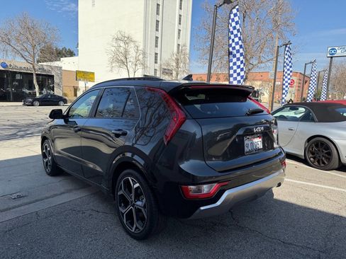 Used 2024 Kia Niro EX Touring image 11