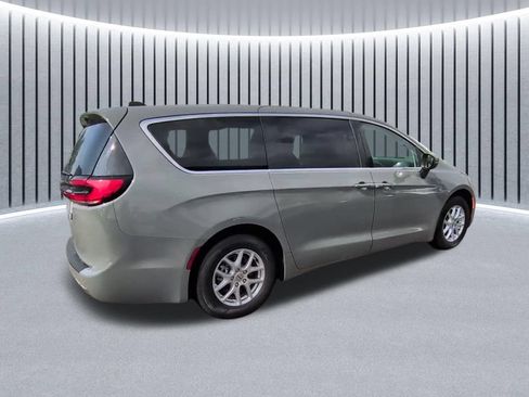 Used 2023 Chrysler Pacifica Touring-L FWD image 16
