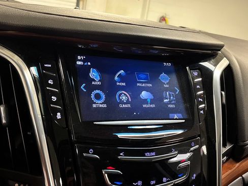 Used 2018 Cadillac Escalade Premium Luxury RWD image 31