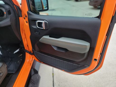 Used 2025 Jeep Gladiator Mojave AWD/4WD image 13