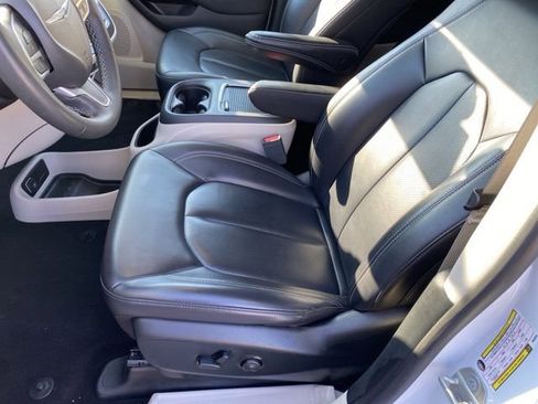 Used 2023 Chrysler Pacifica Touring-L image 15