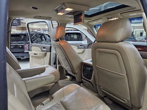 Used 2013 Chevrolet Suburban LTZ RWD image 23