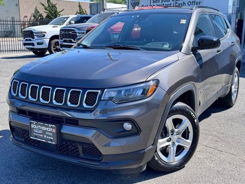Used 2023 Jeep Compass Latitude w/ Convenience Group AWD/4WD image 3