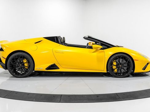 Used 2022 Lamborghini Huracan EVO RWD image 2