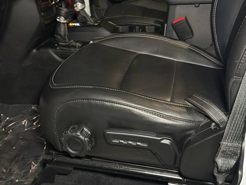 Used 2022 Jeep Wrangler Unlimited Sahara AWD/4WD image 15