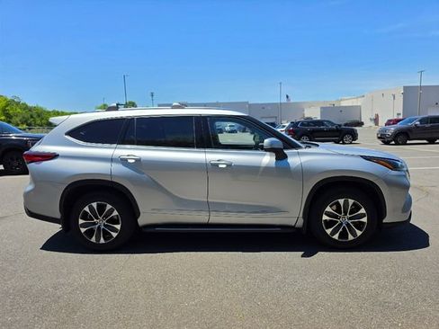 Used 2021 Toyota Highlander XLE AWD/4WD image 8