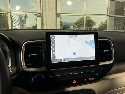 Used 2024 Hyundai Venue Limited FWD image 21