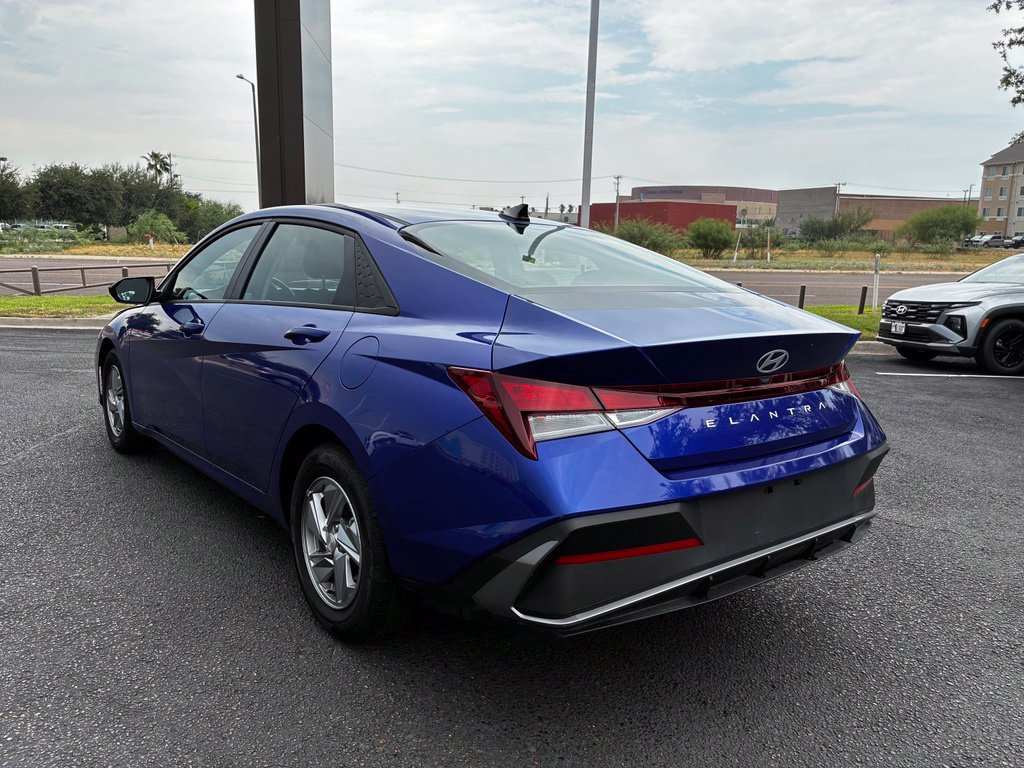 Used 2025 Hyundai Elantra SE FWD image 3