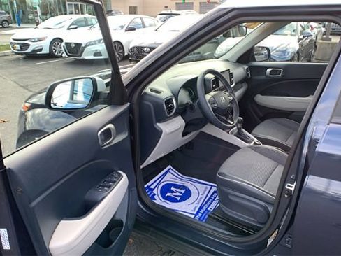 Used 2024 Hyundai Venue Limited image 9